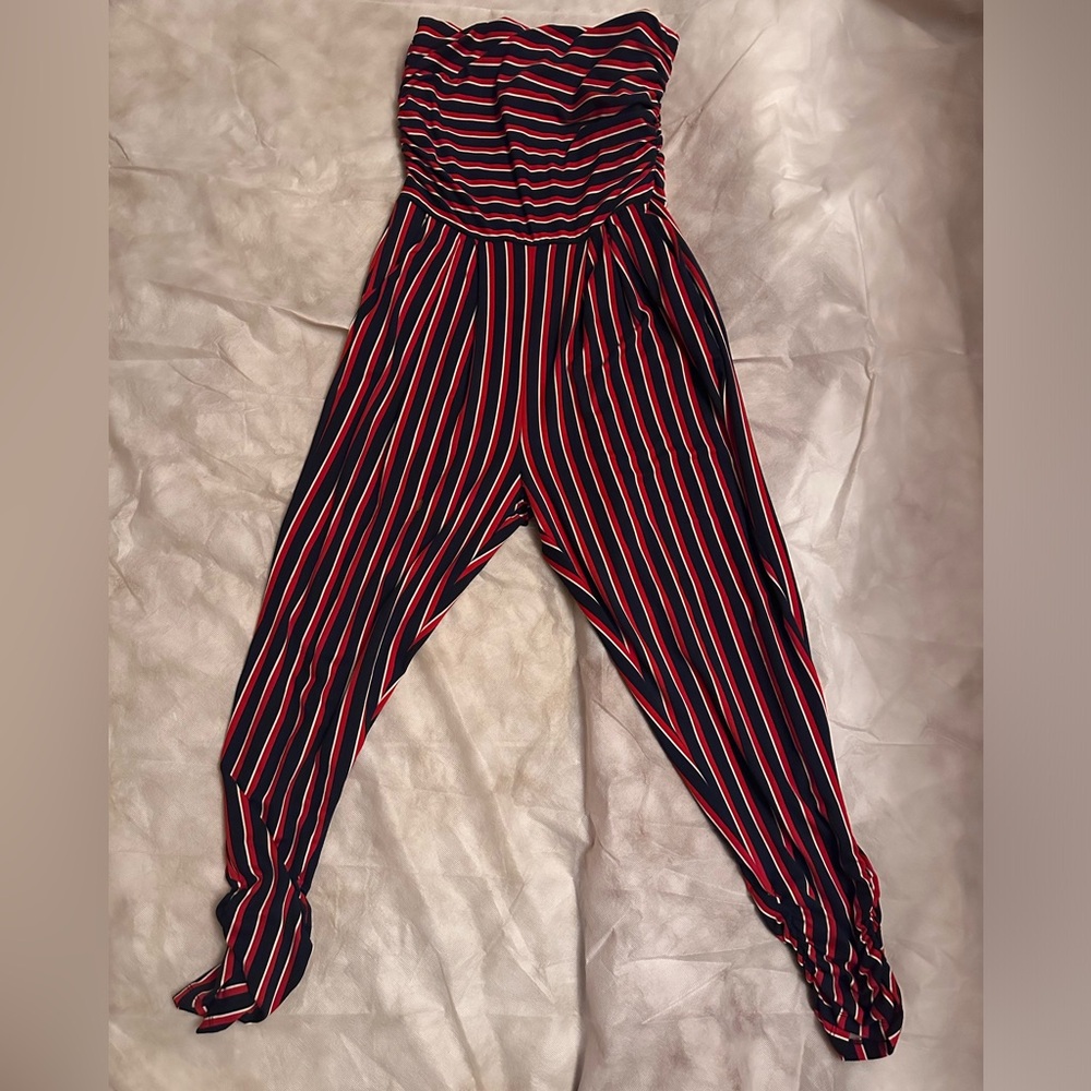 Gentle worn Romper. Multi color. Size medium.